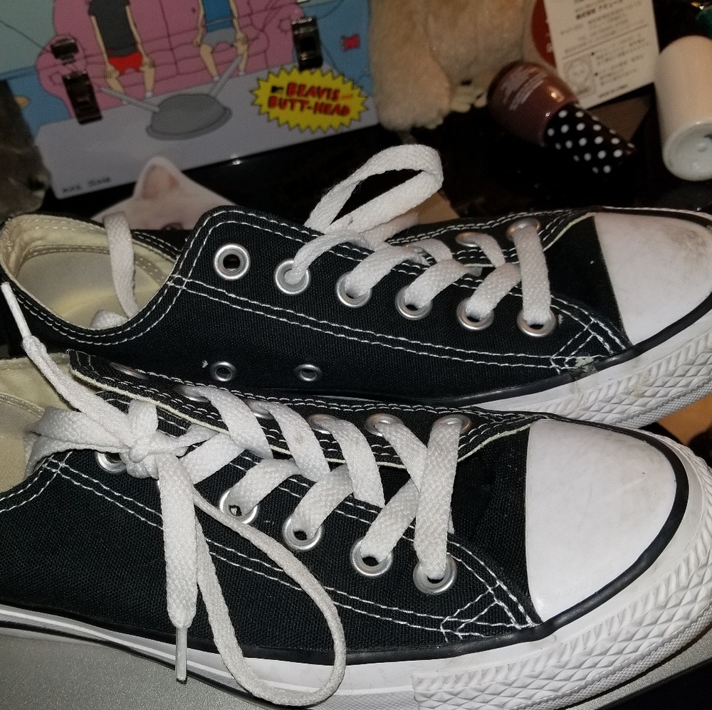 SOLD 🍃Converse low tops/